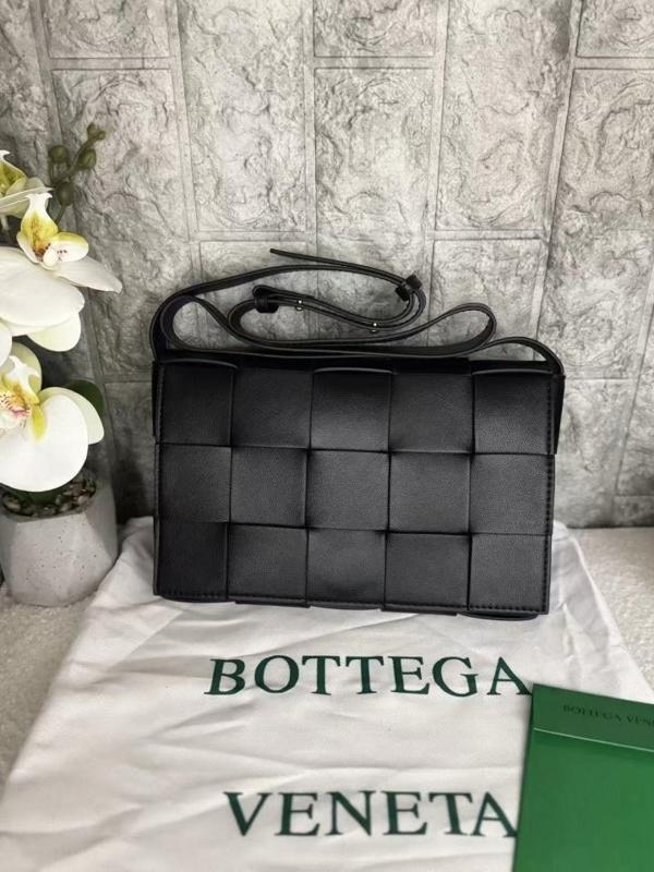 보** 카세트 레더숄더백