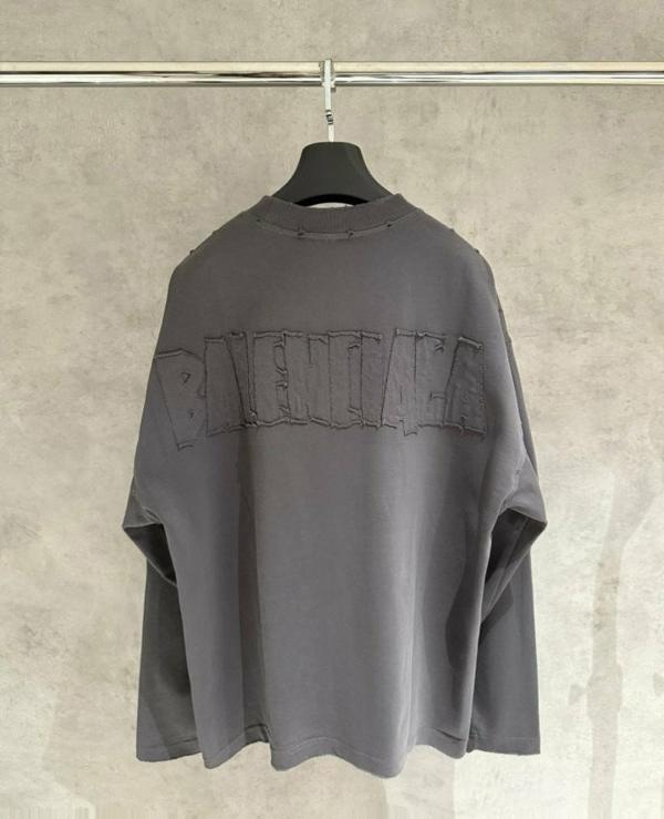 발**** 백로고패치 티셔츠