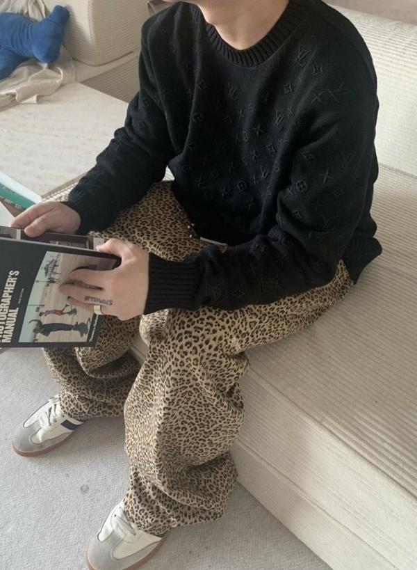 루* 전판 자수로고 니트