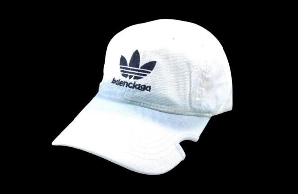 발**** x 아*** 캡 화이트