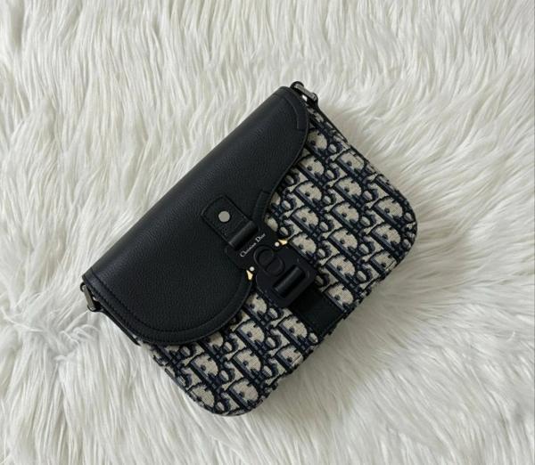 디* 새들 플랩 크로스 스트랩백