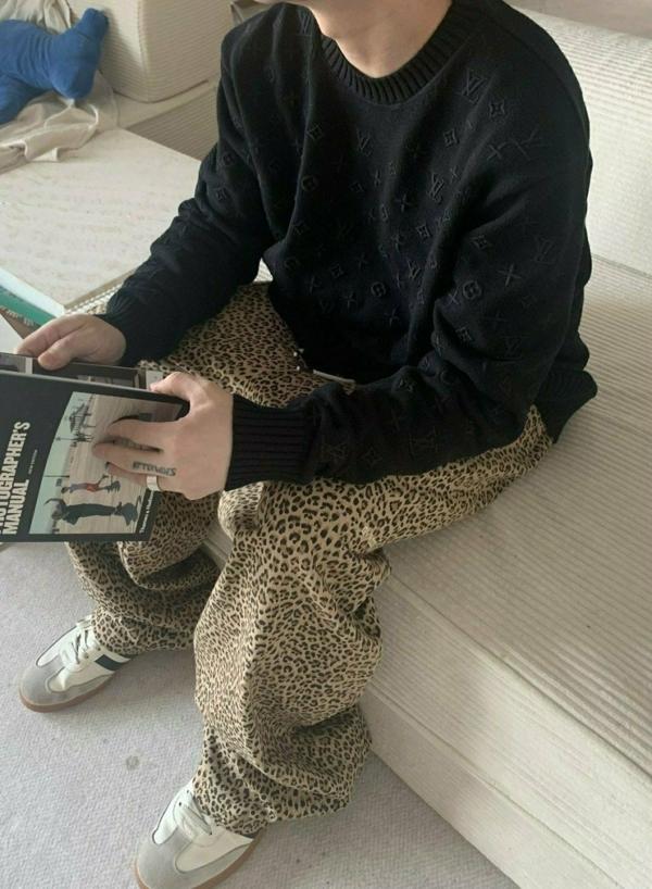 루* 전판 자수로고 니트