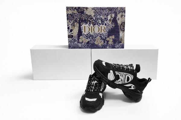 디* 크로노 스니커즈 블랙 메시  화이트 톤 래미네이트 레더이펙트 패널