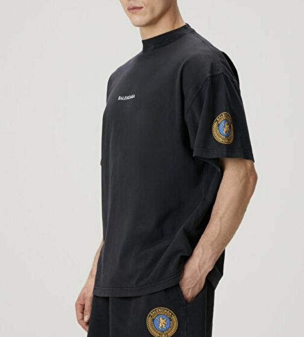 발**** 로고 자수 소매 패치 티셔츠