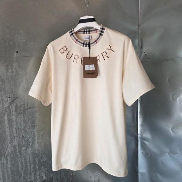 버** 체크엠보 로고 티셔츠