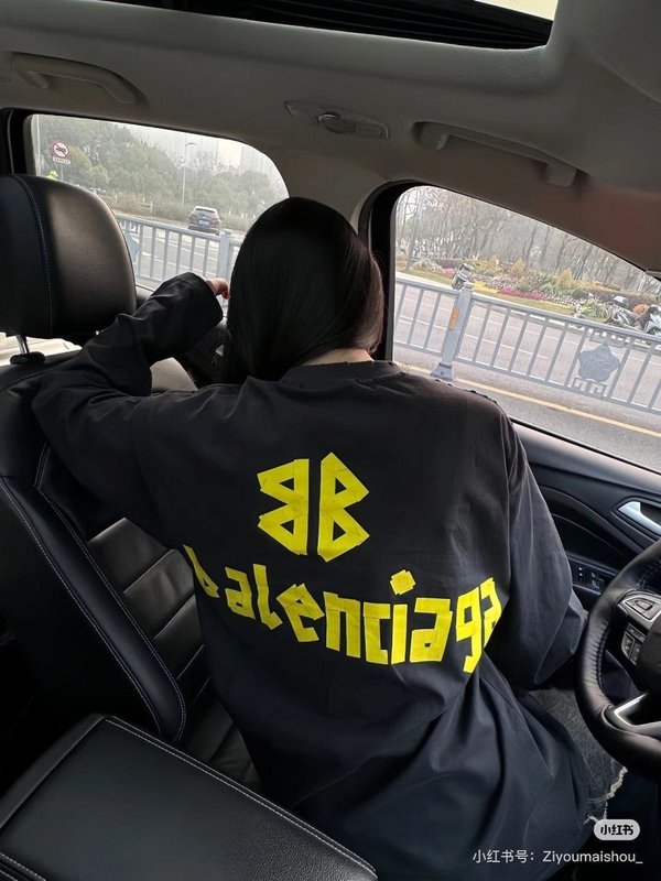 발**** 테이프로고 롱슬리브 티셔츠