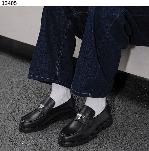 프** 삼각 로고 브러쉬드 가죽 로퍼