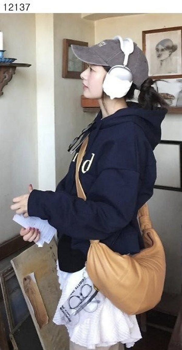 르** 수입프리미엄급 크로와상 소프트 나파 레더 백 미디움 베이지