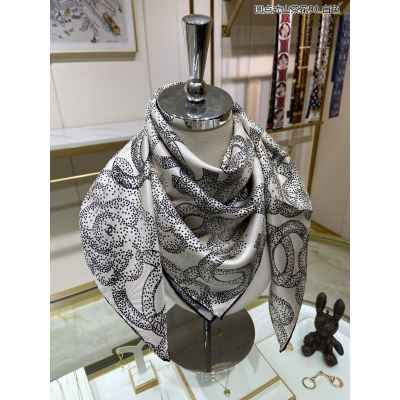 샤* 점선 로고 패턴 화이트 사각 스카프