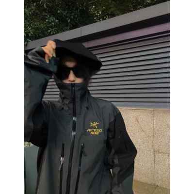 아**** x 팔** 콜라보 알파 고어텍스 자켓  수입