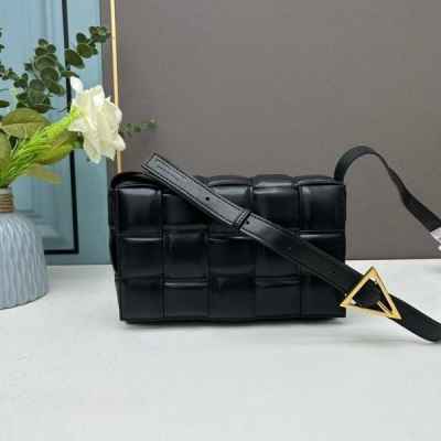 보** 패디드 카세트백