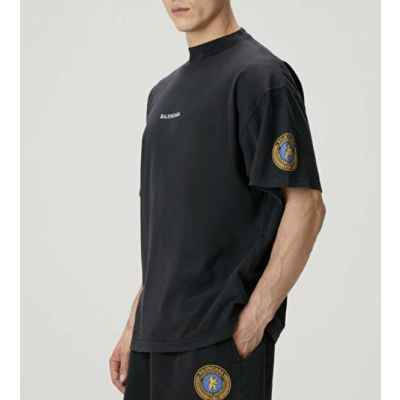 발**** 로고 자수 소매 패치 티셔츠